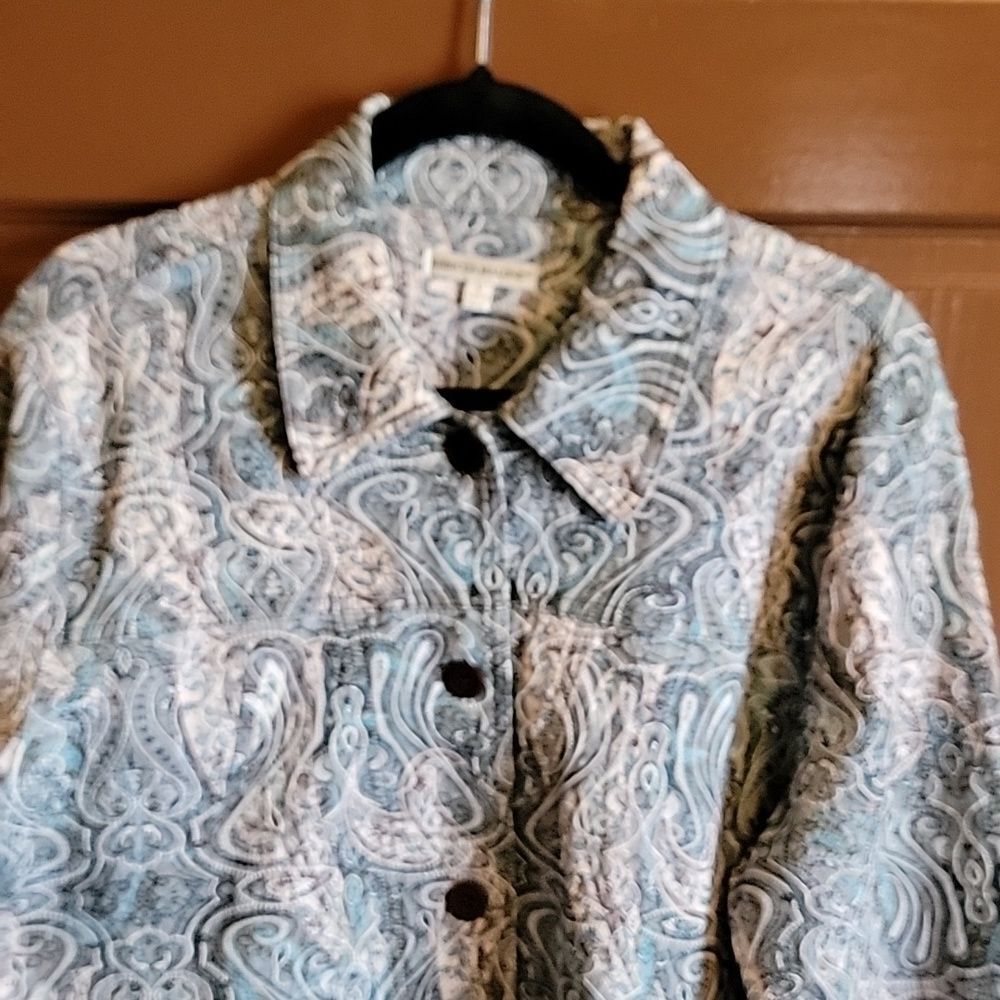 Rebecca Malone-Teal,gray,white print jkt. Long sleeved, collared Size L.